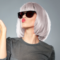 PERUKA WŁOSY KRÓTKIE SIWE Z GRZYWKĄ KARNAWAŁ PARTY FOTOBUDKA PANIEŃSKI URODZINY