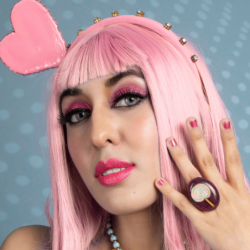 PERUKA WŁOSY DŁUGIE RÓŻOWA Z GRZYWKĄ KARNAWAŁ PARTY FOTOBUDKA PANIEŃSKI URODZINY